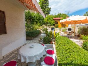 Vonkajšia záhrada v ubytovaní Apartment DARINKA 1