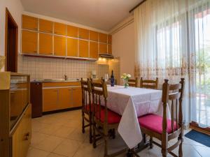 Kuchyňa alebo kuchynka v ubytovaní Apartment DARINKA 1 + 23 fotografií