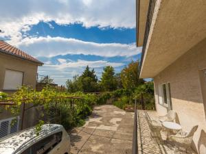 Vonkajšia záhrada v ubytovaní Apartment DARINKA 1