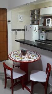 a kitchen with a table and two chairs and a counter at Mar Azul in Solemar