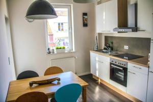 Kitchen o kitchenette sa EXKLUSIVE 2 Zimmer Wohnung mit Balkon in Top Lage!