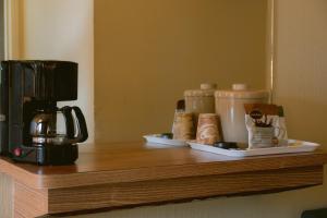 een plank met een koffiezetapparaat en een koffiezetapparaat bij Riverfront Inn Roseburg in Roseburg