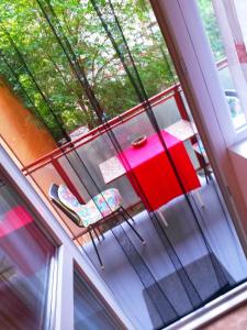 - une vue sur une table et une chaise depuis la fenêtre dans l'établissement Calm&Sweet Budapest Apartment, à Budapest