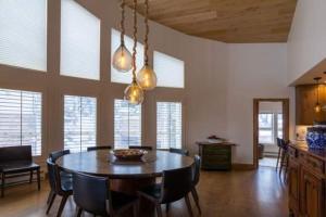 eine Küche und ein Esszimmer mit Tisch und Stühlen in der Unterkunft Northwoods Private Penthouse in Vail
