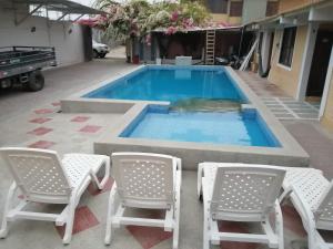 Bazén v ubytování Casa Hospedaje Playas nebo v jeho okolí