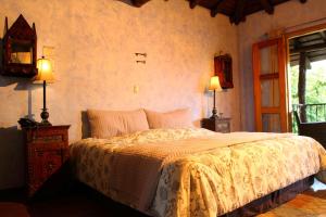 A bed or beds in a room at Hacienda La Isla Lodge