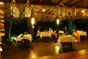 מסעדה או מקום אחר לאכול בו ב-Hacienda La Isla Lodge