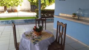 Hospedagem de daci في تيريسينا: طاولة عليها كرسيين وطاولة عليها نبات