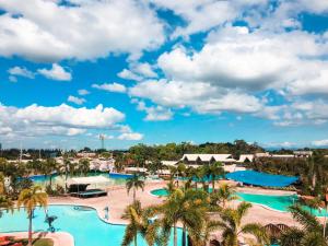 eine Luftansicht auf den Pool im Resort in der Unterkunft Klir Waterpark Resort and Hotels in Guiguinto