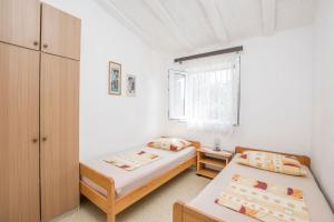 Un pat sau paturi într-o cameră la Apartments Mira