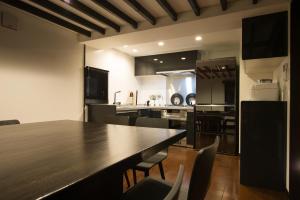 La Plagne في نيسيكو: مطبخ مع طاولة وكراسي خشبية كبيرة