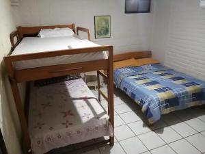 - une chambre avec deux lits superposés et un petit lit dans l'établissement Casa Hospedaje Playas, à Playas