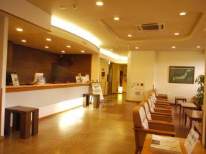 un restaurante con una fila de mesas y sillas en Hotel Route-Inn Shin Gotemba Inter -Kokudo 246 gou-, en Gotemba