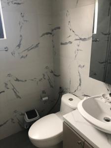 Baðherbergi á Your Own 3 C's Space (Cozy, Clean and Convenient)!