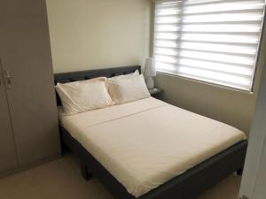 Rúm í herbergi á Your Own 3 C's Space (Cozy, Clean and Convenient)!