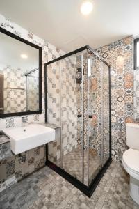清邁的住宿－The Nichehome Waterside Living，带淋浴、盥洗盆和卫生间的浴室