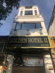 河內的住宿－Golden Hotel 2，一座标有金色酒店标志的建筑