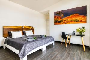 Voodi või voodid majutusasutuse In the Shade Hotel - Coworking - 300Mbit - Adults Only toas