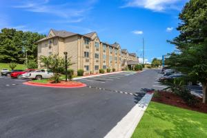 un parking vide devant un bâtiment dans l'établissement Motel 6-Smyrna, GA - Atlanta, à Atlanta