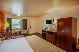 A television and/or entertainment centre at Travelodge by Wyndham Houston Hobby Airport