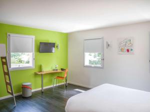 A television and/or entertainment centre at ibis Styles Bourbon Lancy