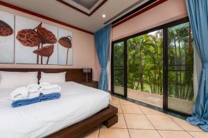 Postel nebo postele na pokoji v ubytování Baan Bua Estate by Tropiclook