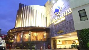 un hotel con un cartel en la parte delantera en Yunna Hotel Lampung en Bandar Lampung