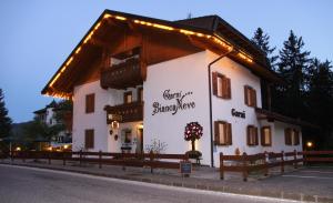 a building with lights on the side of it at Garni Biancaneve Ruffrè-Mendola in Mendola