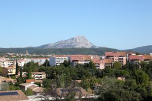 uitzicht op een stad met een berg op de achtergrond bij Résidence Les Académies Aixoise in Aix-en-Provence