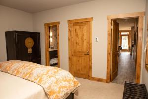 una camera con un letto e due porte in legno di 12A Sun Vail Condo a Vail