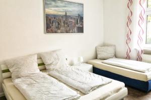 uma sala de estar com um sofá e uma cama em Wunderschöne Altbauwohnung mit Flair in Wuppertal em Wuppertal