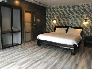 Een bed of bedden in een kamer bij Kamala Amanah Hill