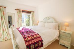 LewannickにあるThe Granary at Trevadlock Manorのベッドルーム(白いベッド1台、窓付)
