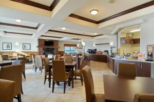 un restaurante con mesas y sillas y una cafetería en Canalta Hotel Humboldt, en Humboldt