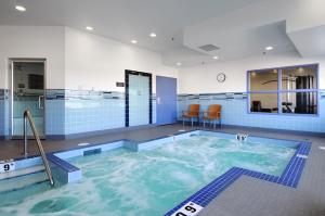 una gran piscina de agua en una habitación en Canalta Hotel Tisdale, en Tisdale