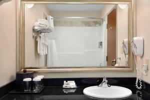 Koupelna v ubytování Canalta Hotel Tisdale + 16 fotografií