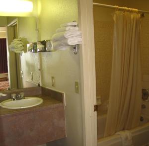 Ванная комната в EZ 8 Motel Old Town