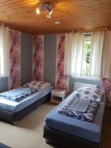 ハーゲンにあるWaldhotel Lembergの窓のある部屋に2つのベッドがある +184枚の写真