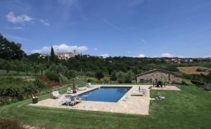 a large yard with a swimming pool in a house at Aurora Agriturismo in San Casciano dei Bagni