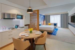 TV a/nebo společenská místnost v ubytování Novotel Ahmedabad