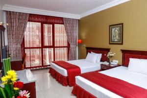Un pat sau paturi într-o cameră la Taj Plaza Hotel