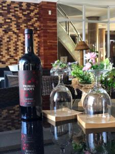 - une bouteille de vin assise sur une table avec des verres à vin dans l'établissement EM Royalle Hotel & Beach Resort, à San Juan