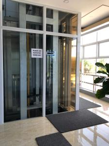 d'un ascenseur dans un immeuble avec un panneau. dans l'établissement EM Royalle Hotel & Beach Resort, à San Juan