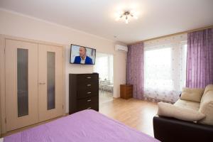 モスクワにあるАпартаменты Ярцевская 24のベッドルーム1室(ベッド1台、壁掛けテレビ付)