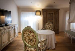a living room with a table and two chairs at Hotel Villa Nabila in Reggiolo
