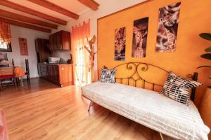 ein Schlafzimmer mit einem Bett in einem Zimmer in der Unterkunft Appartamento sulle colline del Sangiovese in Predappio