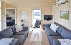 Posezení v ubytování Cozy Home In Glesborg With Kitchen