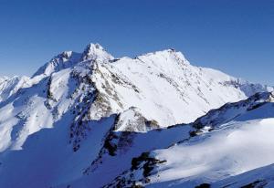 カップルにあるGasthof Hirschenの晴れた日の雪山