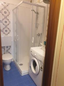 a bathroom with a washing machine and a shower at Appartamento Limone con vista in Limone Piemonte