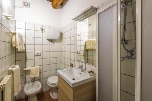 uma casa de banho com um lavatório e um WC em La Casa Delle Querce em Acquaviva